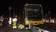 BVG-Bus wird abgedrängt – und kracht auf Leitplanke