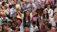 Oktoberfest 2024: Bierpreise – und wie Sie an ein Zimmer kommen