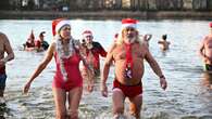 Weihnachtsbaden bei 4,1 Grad: Mutige baden im Orankesee an