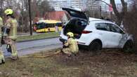 Unfall in Marzahn: Auto prallt gegen einen Baum