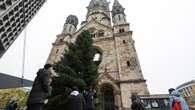 Ohne Pannen: Weihnachtsbaum am Breitscheidplatz steht