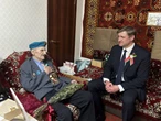 Посол Беларуси в Казахстане встретился с ветераном, освободившим Минск, и поздравил его с Днем Победы