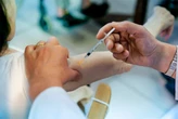 Terceira dose pode aumentar proteção contra Ômicron, diz Reino Unido