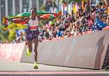 Ruth Chepngetich, de Kenia, rompe marca mundial en maratón   