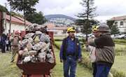 Develan memorial por los 200 años de la llegada de obreros ingleses a Mineral del Monte   