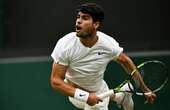 Alcaraz avanza a semifinales en Wimbledon; Sinner, fuera    