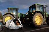 Agricultores bloquean carretera que conecta Francia con España   