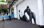 Aparece mural de Banksy en el zoológico de Londres   