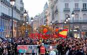 Miles de personas exigen en Valencia la dimisión del gobernante Carlos Mazón   