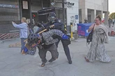 Agentes federales usan rifles contra migrantes en redada en Los Ángeles   