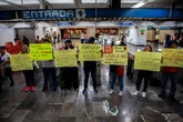 Maestros de la CNTE protestan en el Metro y liberan accesos   