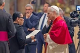 Rosa Icela Rodríguez entrega la invitación al Papa para venir al país   