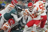 NFL multa a 100 jugadores por revender pases del Supertazón   