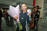 Entre aplausos y mariachis reciben a Alegna González   