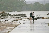 Lluvias torrenciales afectan a Texas; en California, el peor incendio del año   