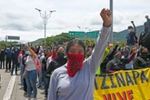 Estudiantes protestan ante cuartel en Iguala; exigen al Ejército dar información de los 43   