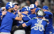 Los Azulejos avanzan a la Serie de Campeonato; liquidan a los Yanquis   