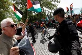 Reducen etapa de la Vuelta a España ante protestas a favor de Palestina   