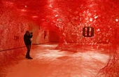 Chiharu Shiota lleva su mundo onírico a Bilbao   