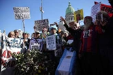 Pedradas a convoy de Milei durante visita a la periferia  de Buenos Aires   