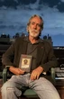 Escritor da voz a una generación idealista que heredó “la indignación como apellido”   