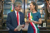 Se presenta con Sheinbaum embajador colombiano   