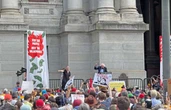 En mil ciudades de EU se manifiestan contra Trump