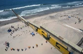 Las migrantes mantienen papel de cuidadoras    