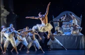 El lago de los cisnes de Bourne aún seduce al público a 30 años de su estreno   