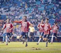 Chivas vence 2-0 a Puebla, en una cancha del Cuauhtémoc deplorable   