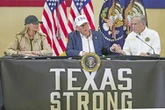 Trump visita zona devastada en Texas; ignora críticas y elogia a autoridades   