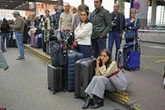 Varados, unos 10 mil 700 pasajeros en España por robo de cable de cobre en algunas vías de tren   