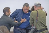 Someten policías a Alex Padilla, senador de origen mexicano   