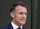 Macron se aferra al cargo   