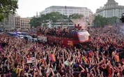 Jugadores del Barça lideran fiesta en las calles    