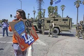 Asedian decenas de agentes y soldados a migrantes en parque de Los Ángeles   