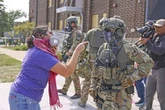 Reprime la policía manifestación contra presencia de tropas en Chicago   