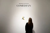 Visitante mordió el plátano pegado en un muro del Pompidou, de Maurizio Cattelan   