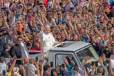 Denuncia el Papa una economía que explota la naturaleza y margina a los pobres, en su entronización   