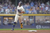 Cerveceros apalean a Dodgers   