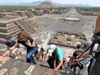 Visitantes de Teotihuacan ya pueden subir a la pirámide de la Luna   