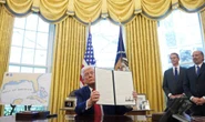 Trump ordena mayor flujo de agua  para lavar su “hermoso cabello”   