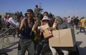 Caótico reparto de víveres entre palestinos en Rafah   