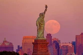 Superluna y La Estatua de la libertad   