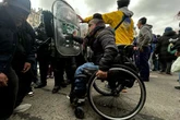 Reprimen protesta de discapacitados contra veto de Milei a plan de subsidios   