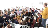 Con música, niños silencian el estruendo de la guerra en Gaza   