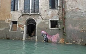 Remueven grafiti de Banksy en Venecia   