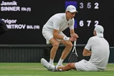 Cerca de eliminar a Jannik Sinner, Grigor Dimitrov sale por una lesión   