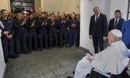 Visita el Papa a reos en cárcel de Roma   
