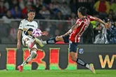 Chivas remontan y vencen a Pumas 2-1 en CU; errores sumen a felinos   